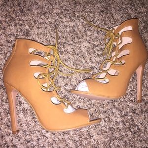 BRAND NEW Carmel heels